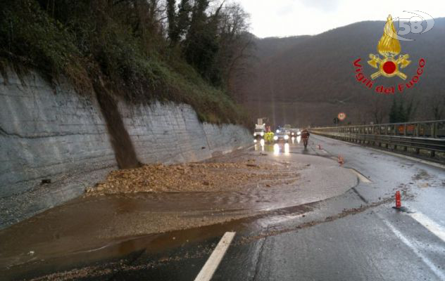 Maltempo, Irpinia in ginocchio: frana sull'A16