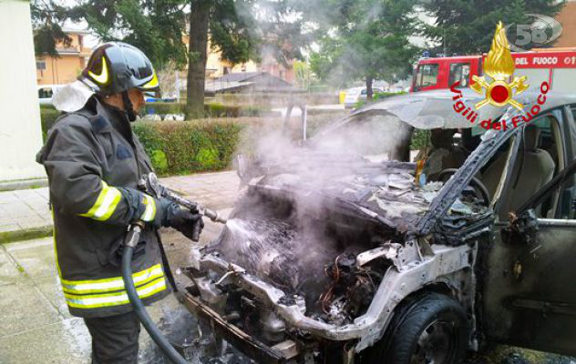 Atripalda, auto avvolta dalle fiamme in via Capozzi