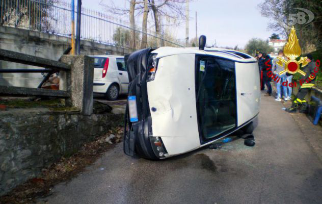 Gesualdo, auto contro un muro: 19enne rimane incastrata