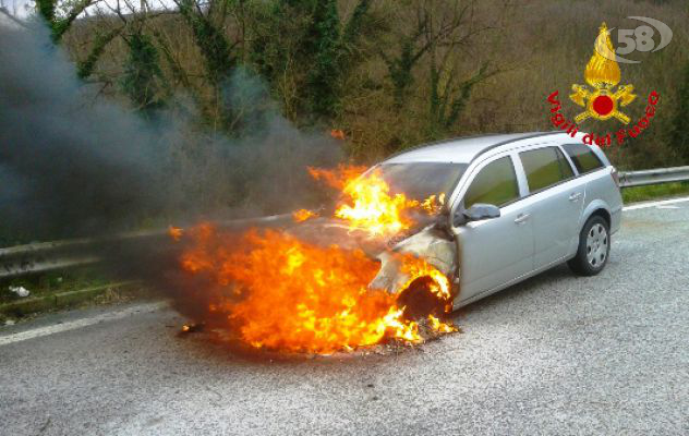 Auto in fiamme lungo l'Avellino-Salerno. Conducente salvo per miracolo