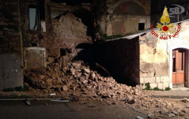 Ariano, crolla muro di un'abitazione: notte di paura/VIDEO