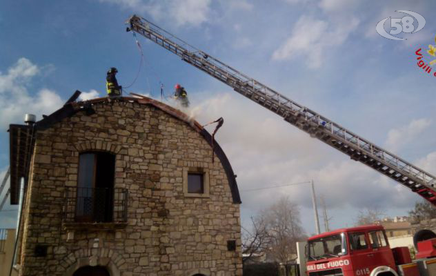 Fontanarosa, abitazione in fiamme: intervengono i caschi rossi