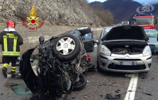 Maxi incidente sull'Ofantina: muore donna di 28 anni