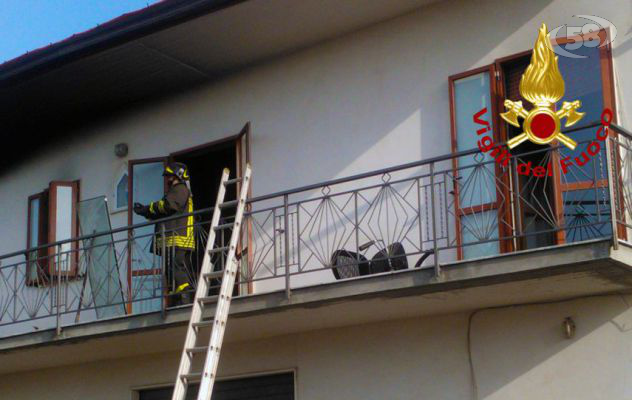 Casa in fiamme, nonno eroe salva figlia e nipotina di 4 mesi