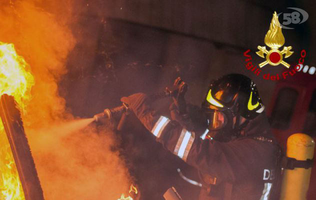 Venticano, capannone in fiamme. Bagnoli, 19enne incastrato sotto un trattore