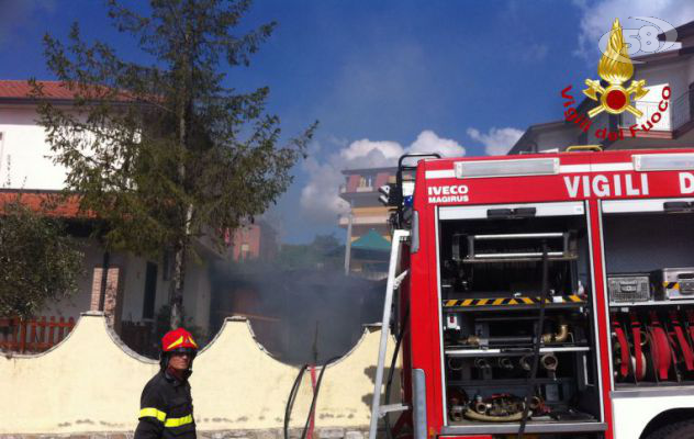 Fontanarosa, prefabbricato in fiamme: nessun ferito