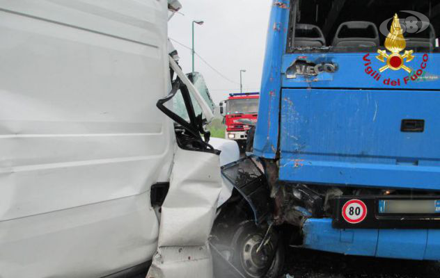 Pauroso incidente tra Ariano e Melito: furgone contro autobus di studenti