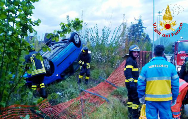 Sbanda e finisce contro una recinzione, salva 27enne 