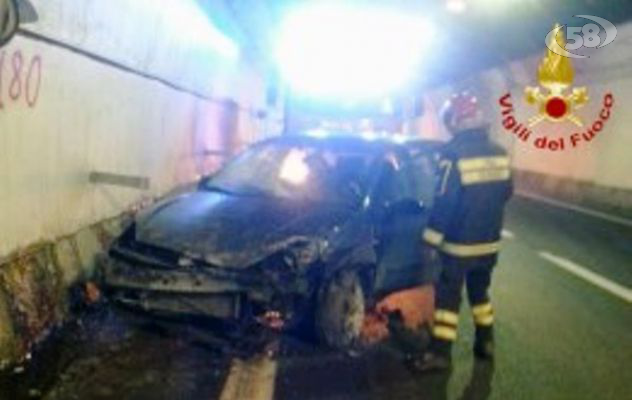 Incidente sulla A16, auto finisce contro le pareti della galleria