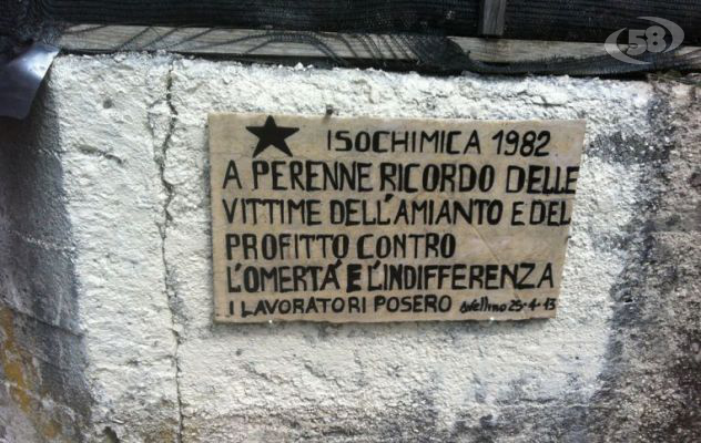 Ioschimica, in piazza il ricordo delle vittime: subito bonifica e pensioni. Ma la città è distratta