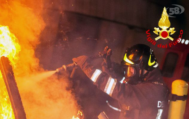 Taurano, fiamme in un deposito agricolo