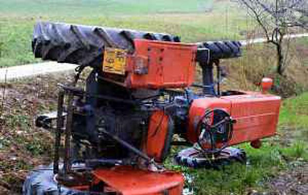 Fontanarosa, tragedia sfiorata: uomo travolto dal suo trattore