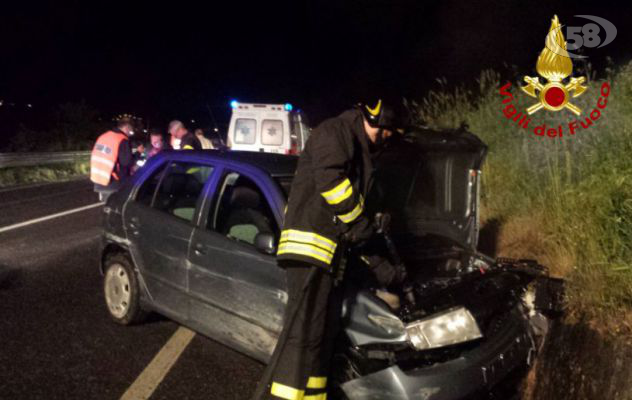 Ariano, auto contro muro: donna incastrata