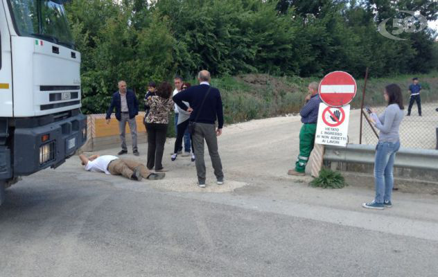 Flumeri, clima incandescente sul cantiere di Terna: malori e proteste per impedire l'accesso ai camion