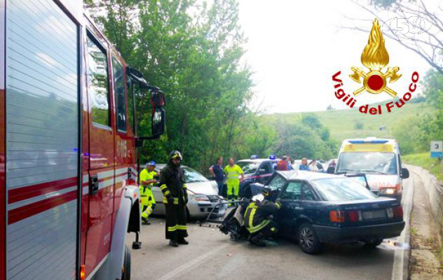 Montemarano, incidente sulla statale 400: donna rimane incastrata tra le lamiere