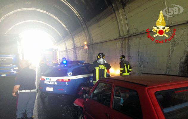 Ofantina bis, scontro tra due auto sotto la galleria