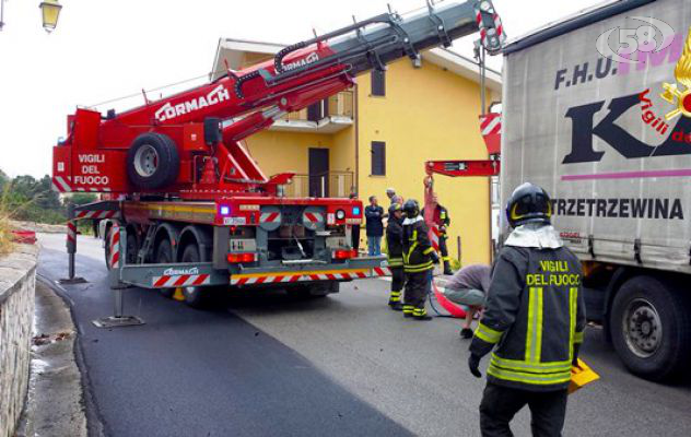 San Mango, autotreno rimane incastrato in una curva