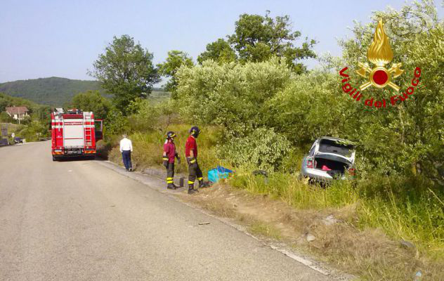 Auto finisce fuori strada al bivio di Poppano