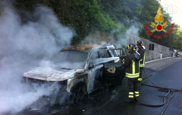 Auto in fiamme, famiglia nel panico: l'intervento dei caschi rossi