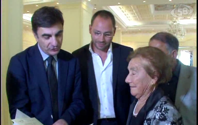 Cucina, fa il bucato e balla: Carmela Manna festeggia un secolo di vita