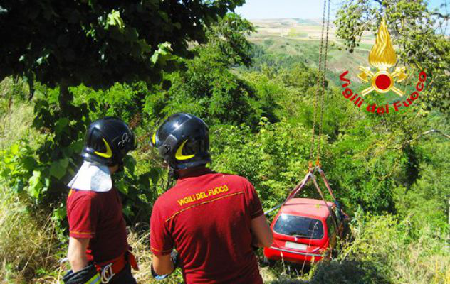 Calitri, auto finisce nella scarpata: nessuno a bordo