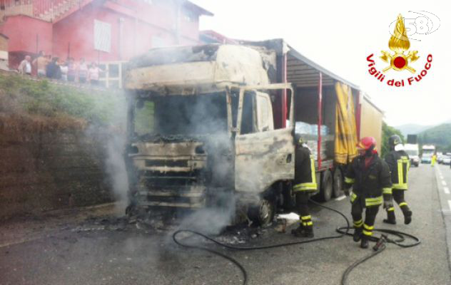 Monteforte, autotreno in fiamme sulla Napoli-Bari