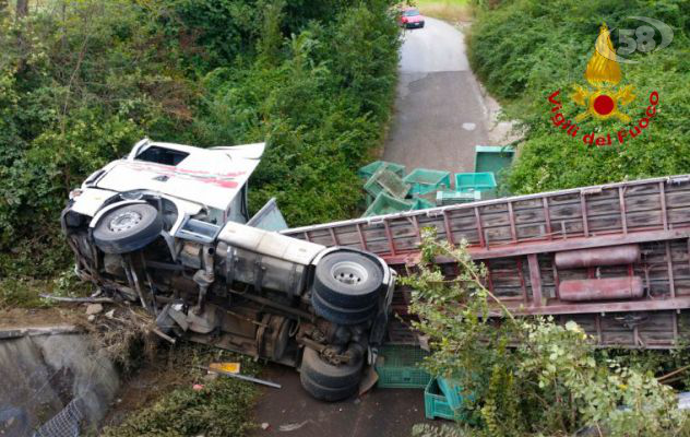 Bonito, camion sbanda e precita: conducente vivo per miracolo