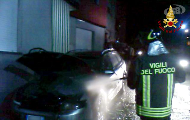 Montecalvo, auto in fiamme. Incidente con due feriti a Teore. Ad Avellino donna bloccata in ascensore