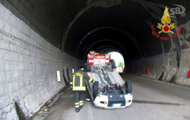 19enne sbanda e si ribalta/VIDEO. Tragedia sfiorata