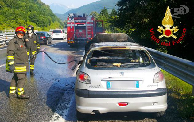 Monteforte, a fuoco auto con famiglia a bordo