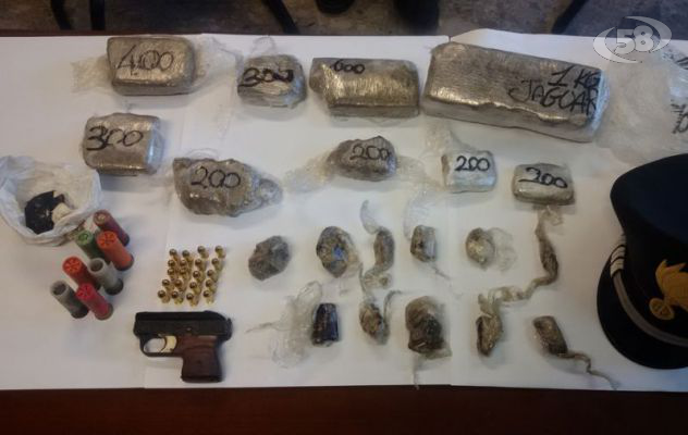 38enne trovato con 2 chili di hashish, pistola e munizioni: arrestato