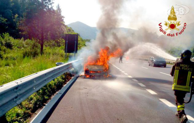 Gruppo di amici in viaggio verso il mare: l'auto va a fuoco