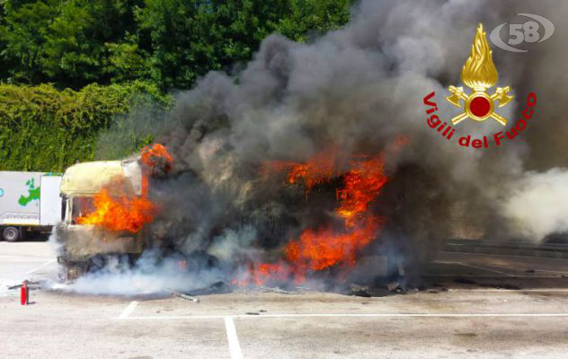 Autotreno in fiamme vicino ad una pompa di benzina: tragedia sfiorata/VIDEO