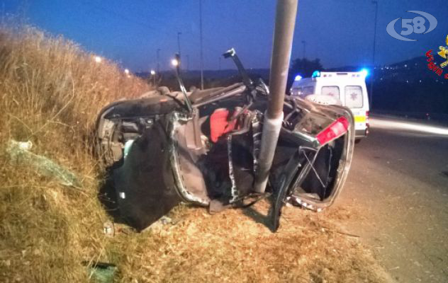 Finisce contro un palo, 20enne salvo per miracolo