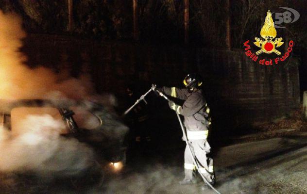 Mirabella, auto a fuoco in via Sant'Angelo