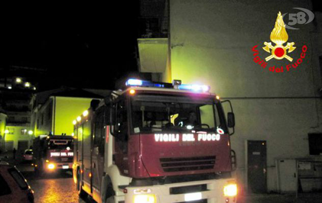 Avellino, fiamme in un palazzo di Parco Abate