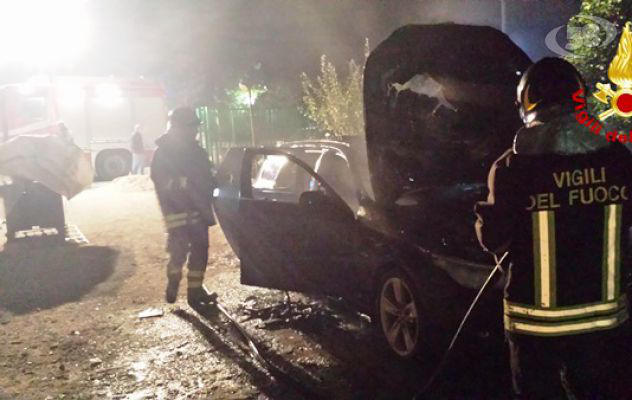 Montoro, auto in fiamme nella notte in via Costa Carora