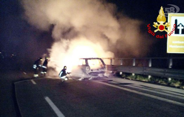 Suv in fiamme sulla A16, salva donna incinta