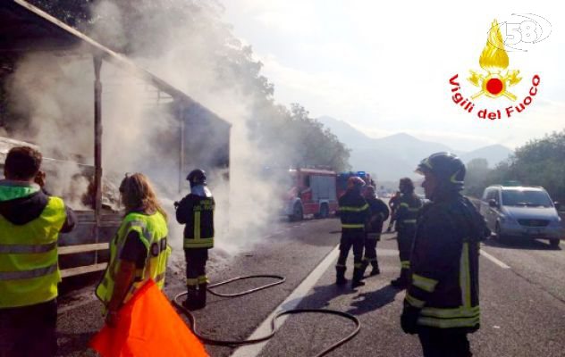 Tir in fiamme sulla A16, salvo l'autista