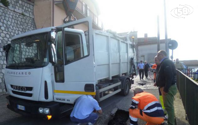 Ariano, voragine in via Intonti: strada ancora chiusa