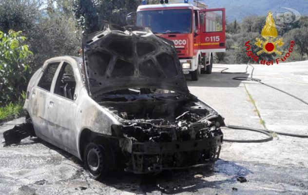 Caposele, auto a fuoco: danni ad un'abitazione