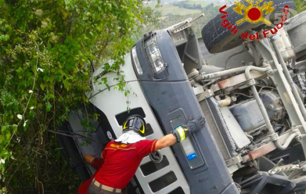 Autotreno sbanda e si ribalta: conducente resta incastrato