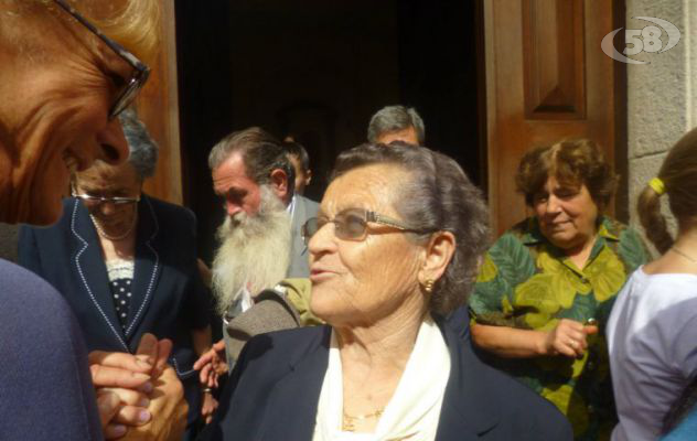 Ariano, dopo il malore nonna Raffaella torna in chiesa: festa grande