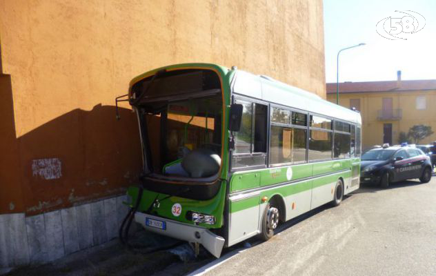 Ariano, bus contro scuola. Parla l'autista: guasto meccanico, nessun malore