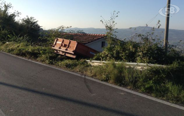 Ariano, agricoltore sbanda col trattore e finisce in una scarpata/VIDEO