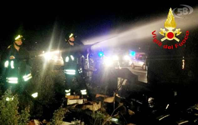 Mirabella, in fiamme camion che trasportava frutta. Conducente illeso