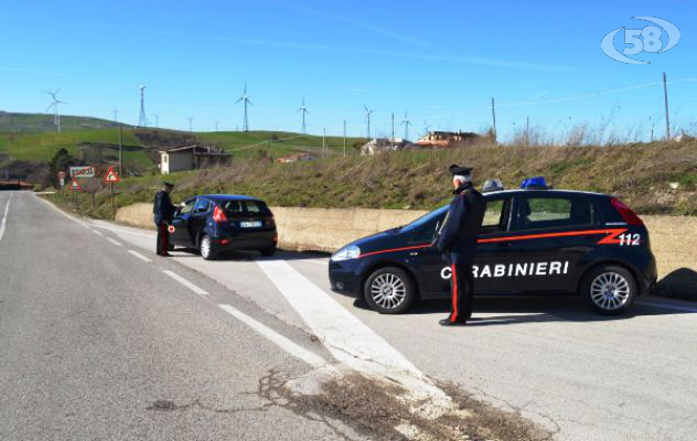 Bisaccia, in auto con due coltelli a serramanico: denunciato 30enne