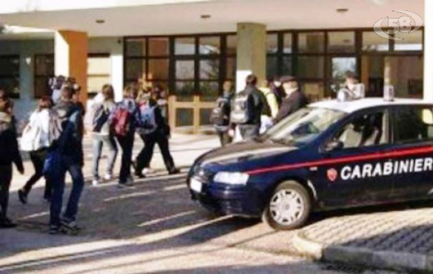 Minorenne sorpreso davanti alla scuola con uno spinello