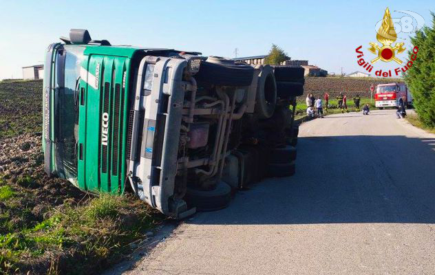 Ariano, camion carico di rifiuti si ribalta a Difesa Grande/FOTO