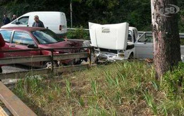 Ariano, ennesimo incidente stradale: tre feriti/VIDEO. Uno è grave